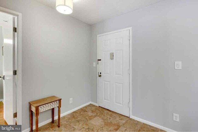 Building Photo - 900 N Stafford St