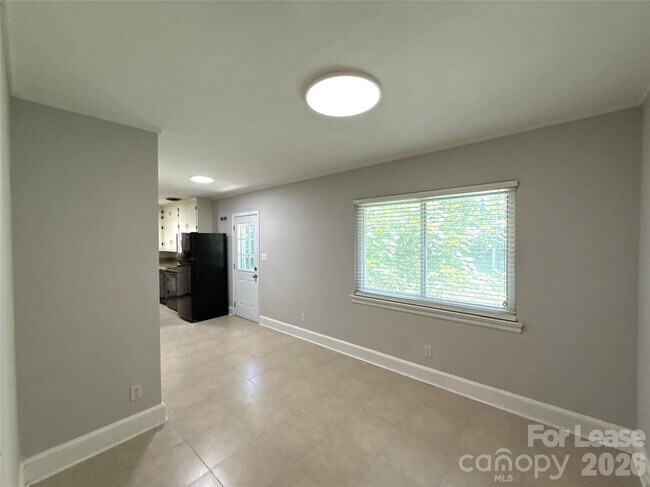 Building Photo - 932 Hickory Nut St