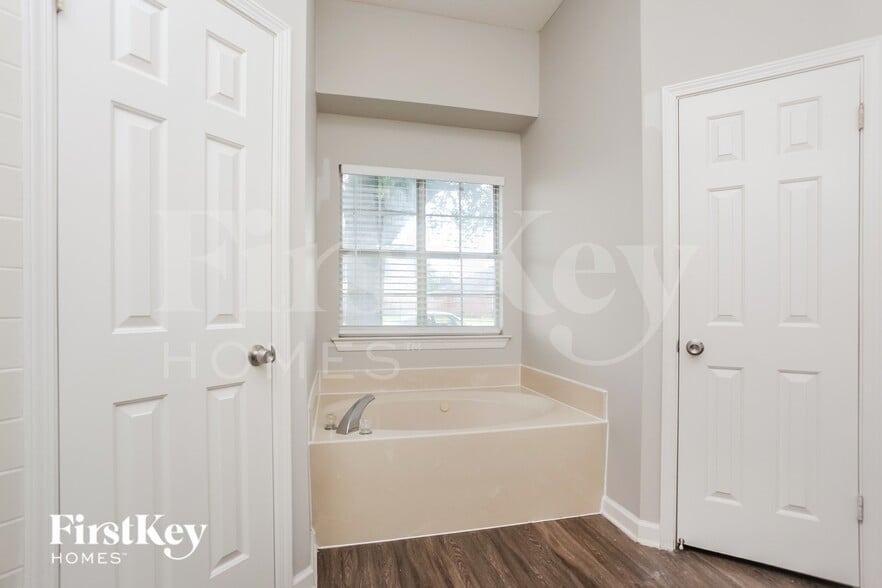 Building Photo - 4381 Whispering Bend Dr