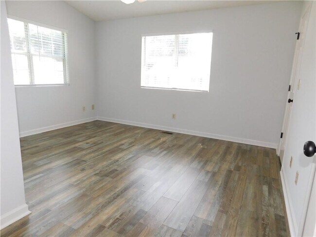 Building Photo - 137 Riverside Dr