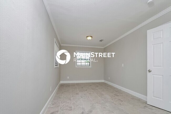 Building Photo - 3 Bedroom Pet-Friendly Home in Winter Haven, FL with Main Street Renewal