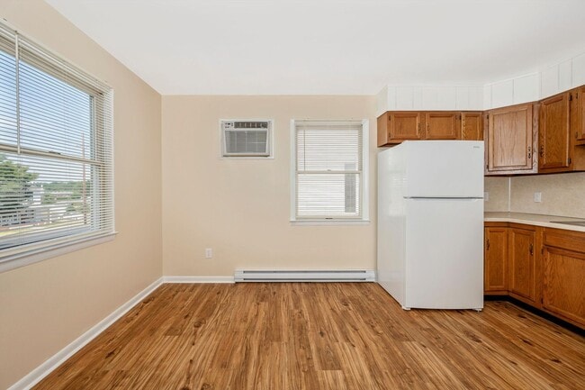 Building Photo - Apartment w/Parking