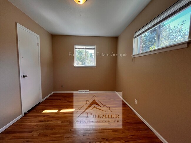 Building Photo - 521 Yellowstone Rd