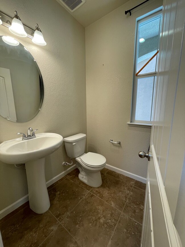 Building Photo - 3845 Lookout Dr