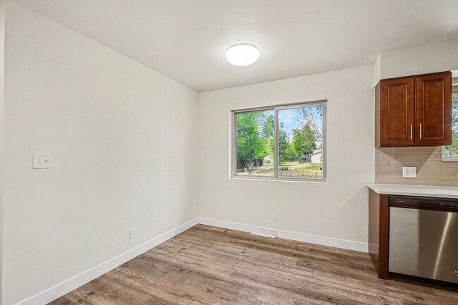 Building Photo - Students Welcome!! Updated 6 Bedroom, close to campus!! Flexible Move In Date (May, June, July or...