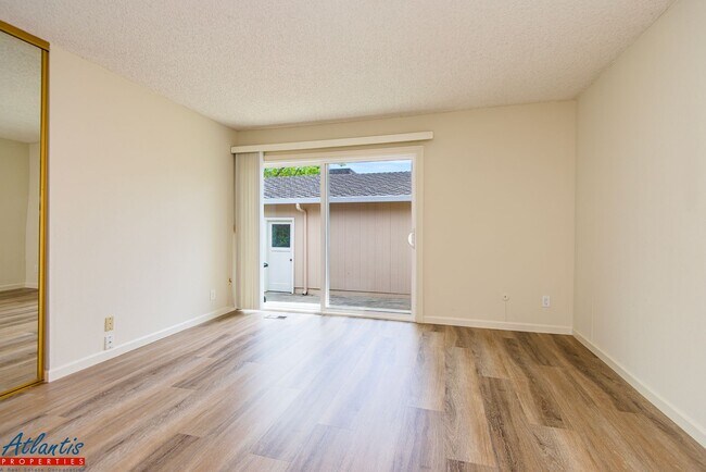Building Photo - Lovely Townhouse | Loft | A/C | Desirable ...