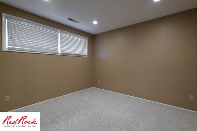 Building Photo - Spacious 5 Bedroom Home in A Quiet Communi...