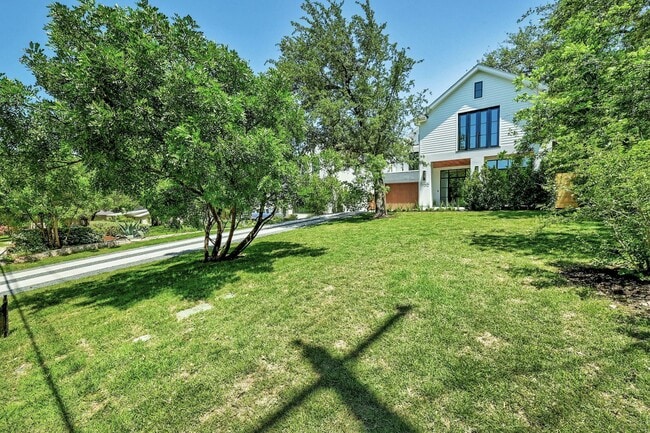 Building Photo - 2400 Bridle Path