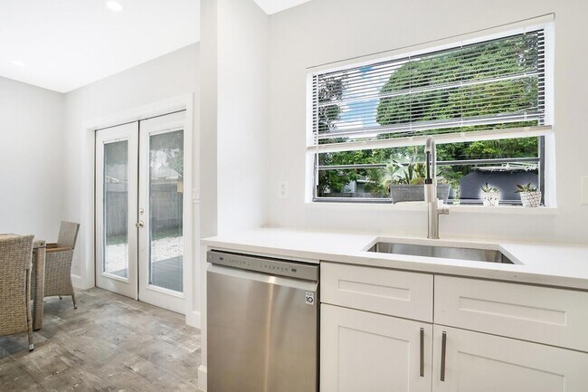 Building Photo - 413 36th St