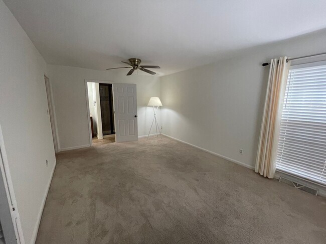 Building Photo - Large 4/4 House in Maplewood $2,650