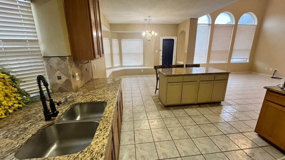 Building Photo - 1306 Hillcrest Dr