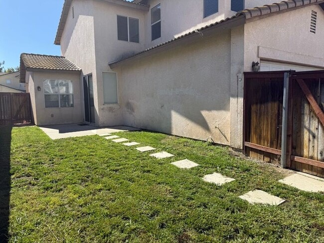 Building Photo - 39545 Warbler Dr
