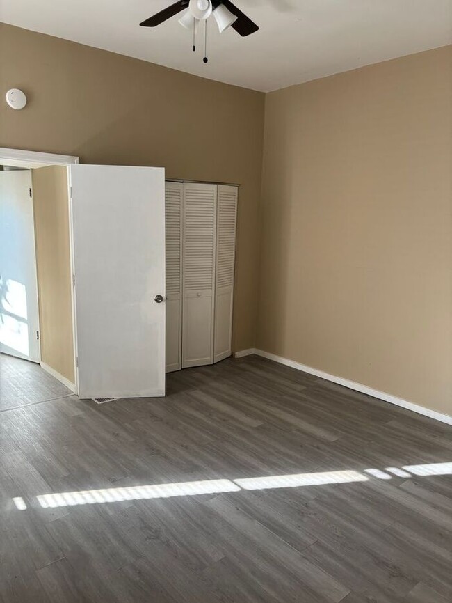 Building Photo - 2 Bedroom, 1 Bath House