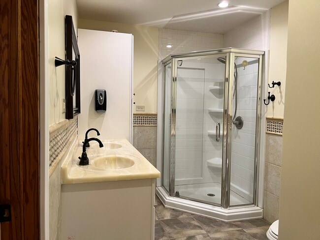 Building Photo - 8431 W 135th St