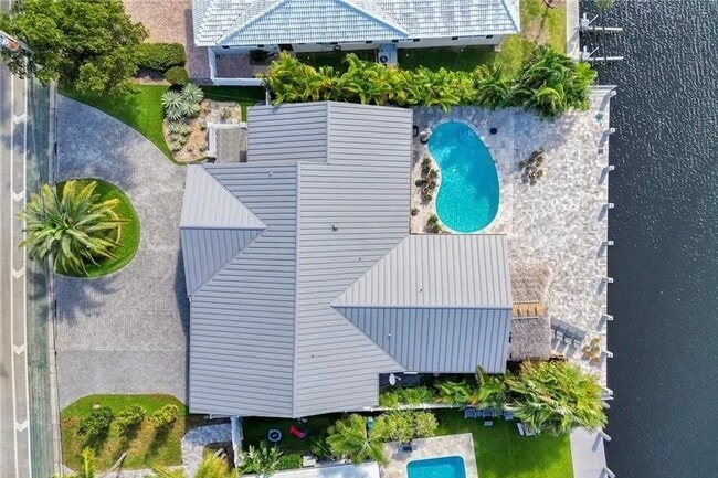 Building Photo - 2830 NE 55th St