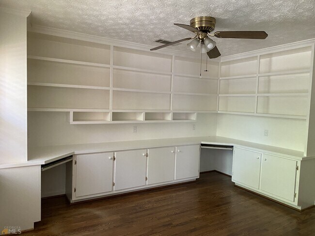 Building Photo - 2022 Woodbine Terrace NE