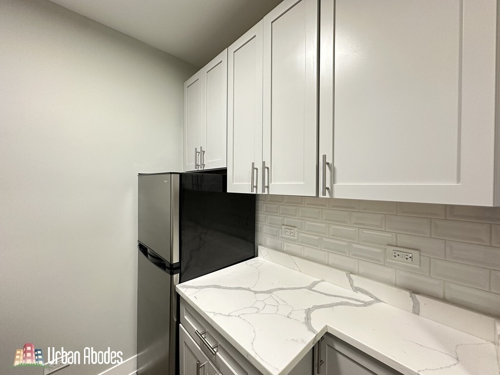 Building Photo - 503 W Belmont Ave