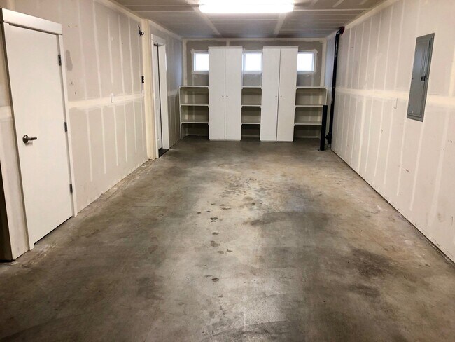 Building Photo - Efficient and Updated Townhouse Ready for Move-in!