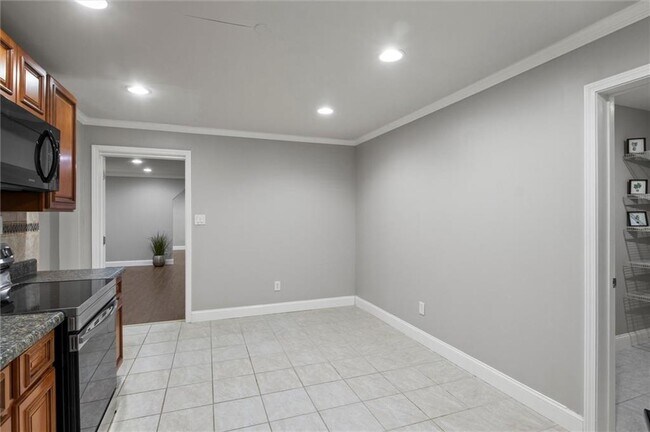 Building Photo - 2115 Julien Overlook