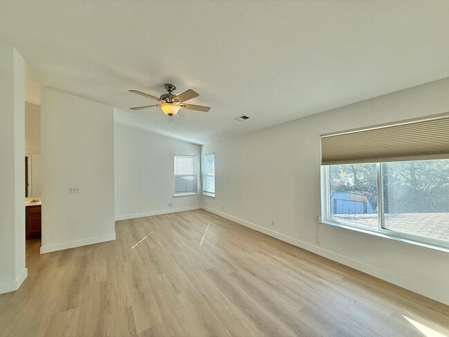 Building Photo - 4 Bedroom Home in Hollister