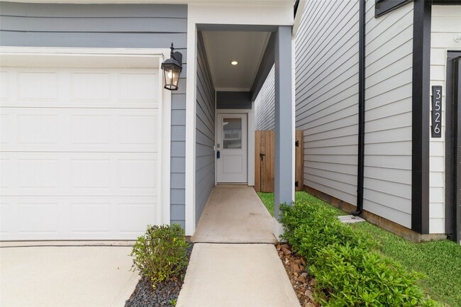 Building Photo - 3530 Blue Mockingbird St