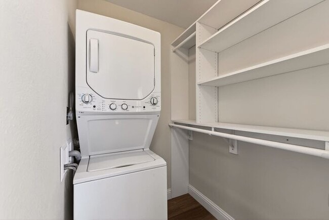 Building Photo - Modern Central Reno Gem | Minutes from Midtown Reno