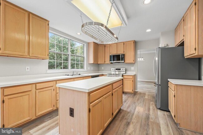 Building Photo - 18865 Crossroads Ct