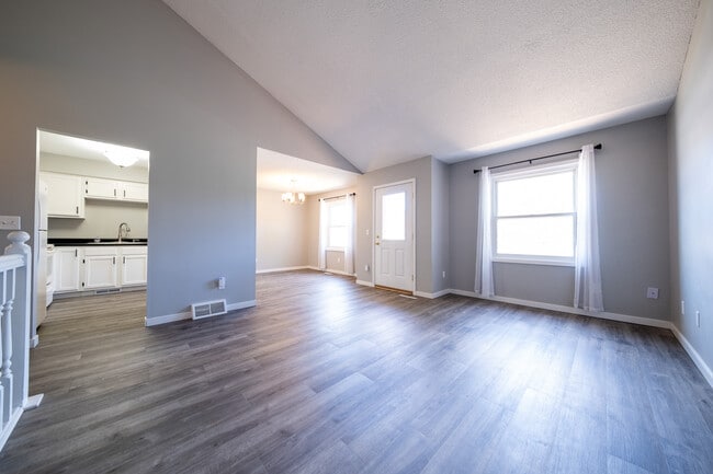 Building Photo - 4108 S Meadowlark Rd