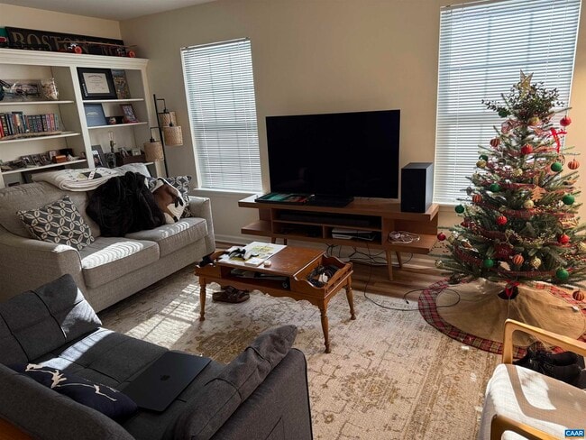 Building Photo - 121 Birdwood Ct