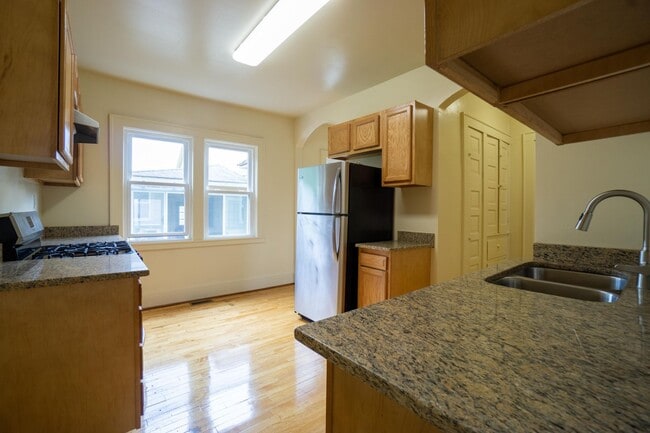 Building Photo - Newly Renovated First Floor Flat-Bright, S...