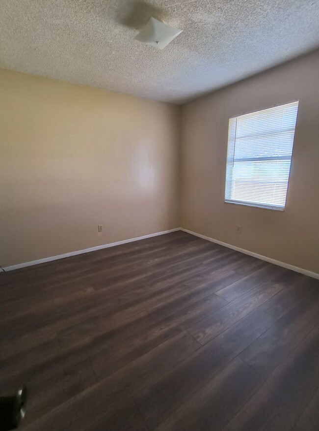 Building Photo - Spacious 3-Bedroom 2 Bathroom Apartment fo...