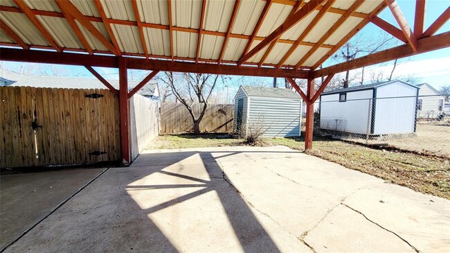 Building Photo - 300 E Kittyhawk Dr