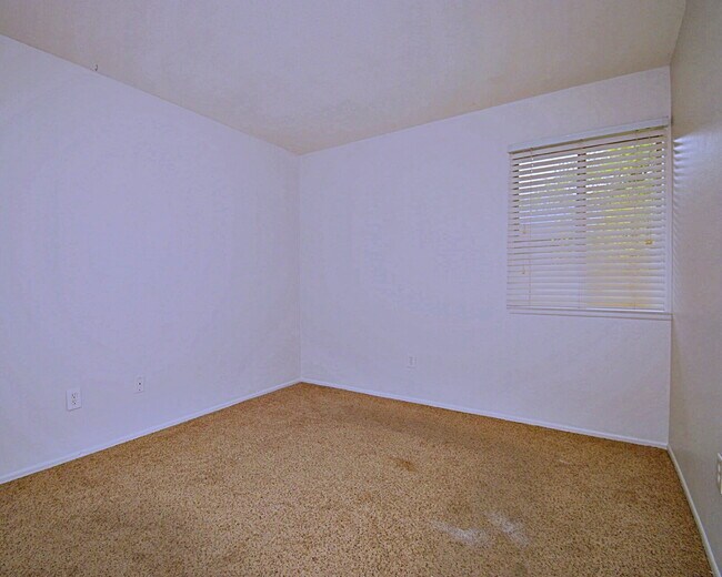 Building Photo - "Discover Your Oasis: Spacious 3-Bed Condo with Granite Touches in Palm Springs!"