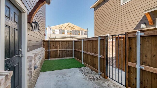 Building Photo - 715 Harvest Moon Dr