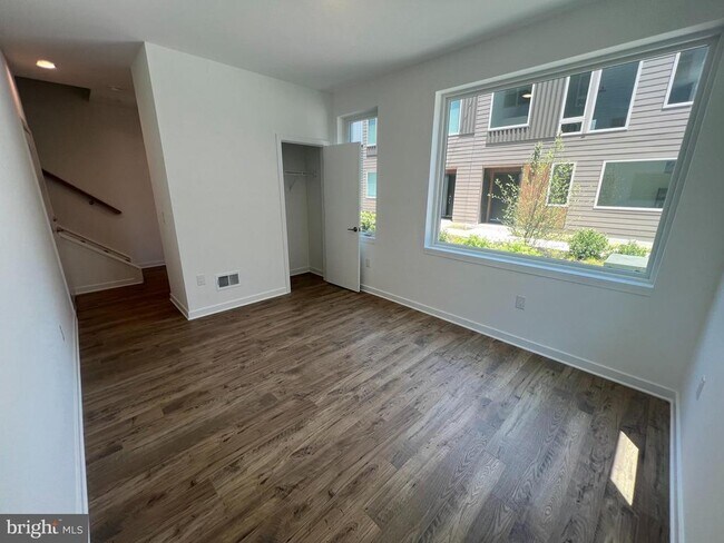 Building Photo - 3010 Pierview Walk