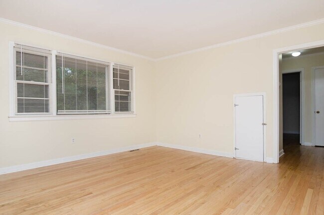 Building Photo - 626 S Kerr Ave