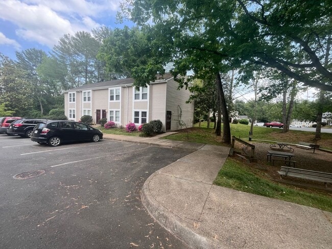 Building Photo - Are you looking for a peaceful home?