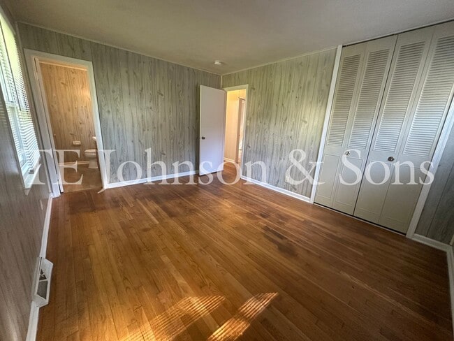 Building Photo - 3 Bed Home Situated near Hwy. 311 & Local Golf Course