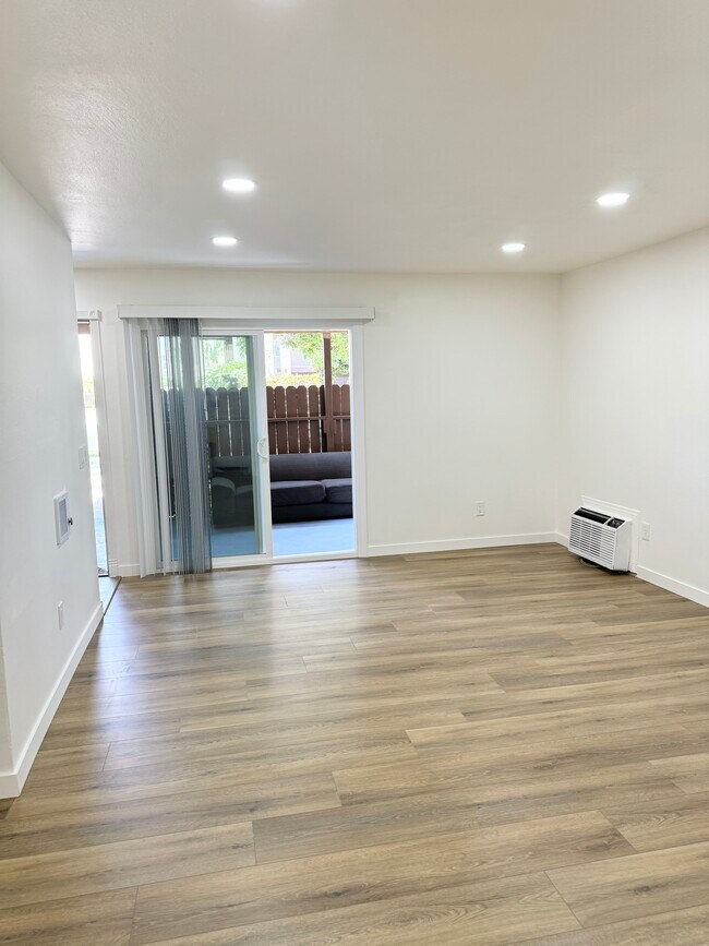 Building Photo - 440 W Orangewood Ave