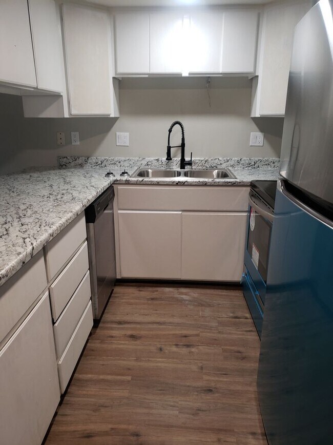 Building Photo - Renovated 2 bed / 1 bath with washer/dryer...