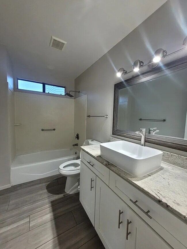 Building Photo - Stunning 4-bedroom home with pool