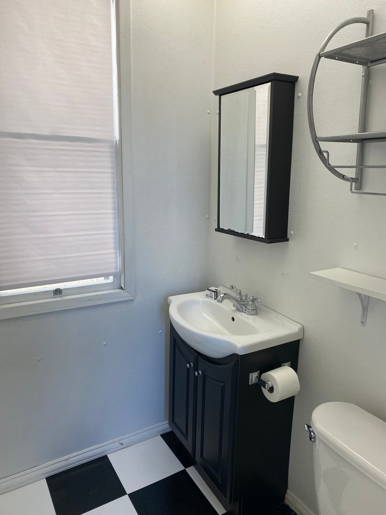 Building Photo - 826 E 2nd St