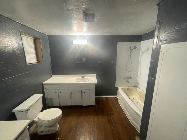 Building Photo - 3 bedroom, 1 bath