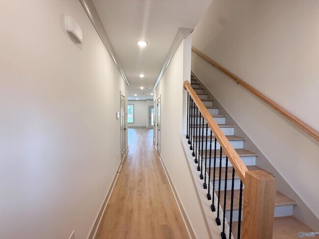 Building Photo - 18 Whispering Oak Dr SW