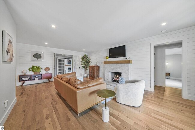 Building Photo - 7320 Peninsula Dr