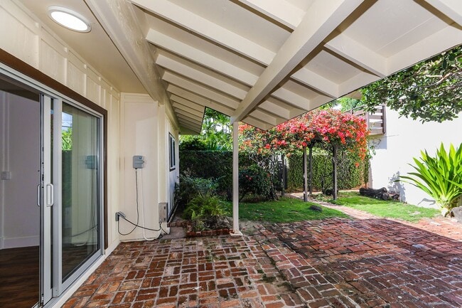 Building Photo - Kahala Avenue Beachside -  1 minute walk to beach  Recently remodeled w/fenced yard. 1 bdrm, 1 ba...