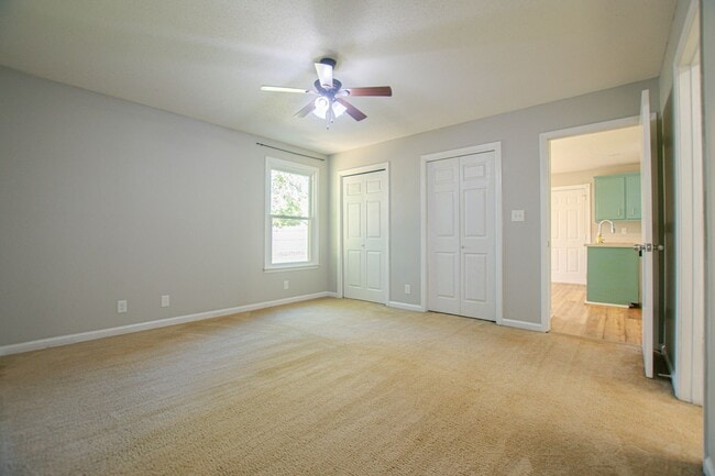 Building Photo - Updated Three Bedroom!