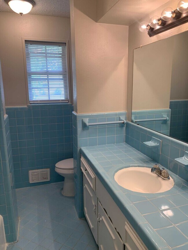 Building Photo - 901 Downing St