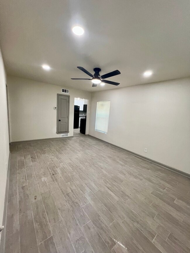 Building Photo - 1505 Maple Dr