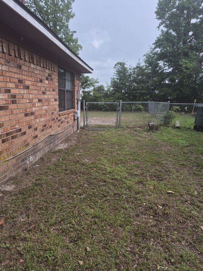 Building Photo - 242 Garden Cir